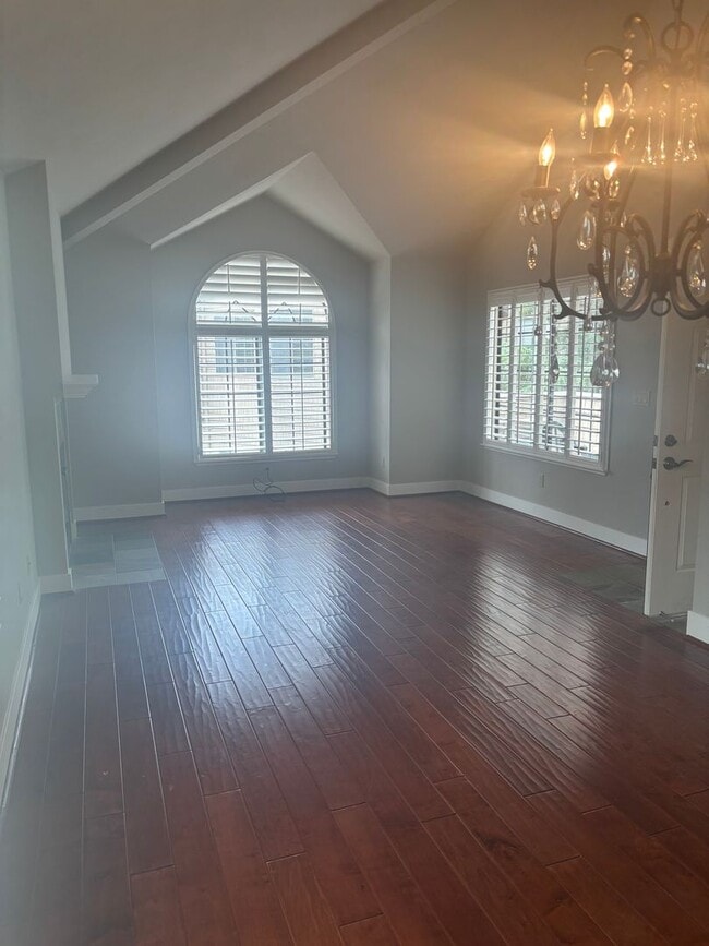 Building Photo - Stunning One-Bedroom Condo in Desirable Co...