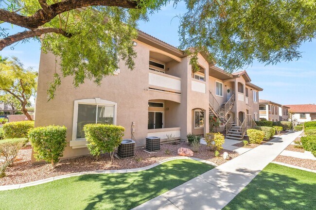 Foto del edificio - Stylish First-Floor Condo with 10’ Ceilings, Fireplace & Resort-Style Amenities!