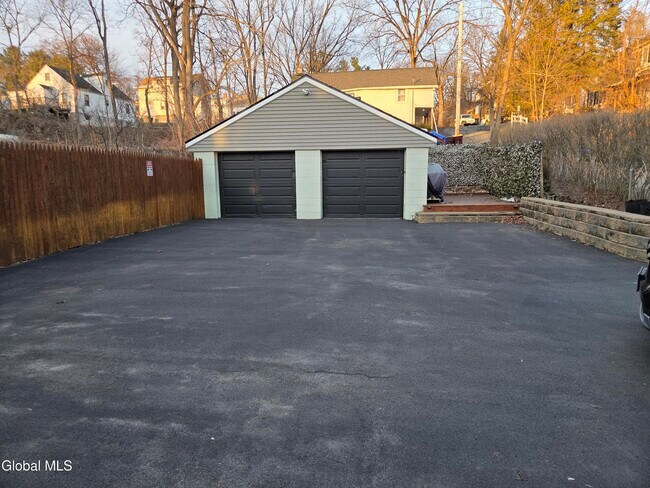 Foto del edificio - 669 Pawling Ave