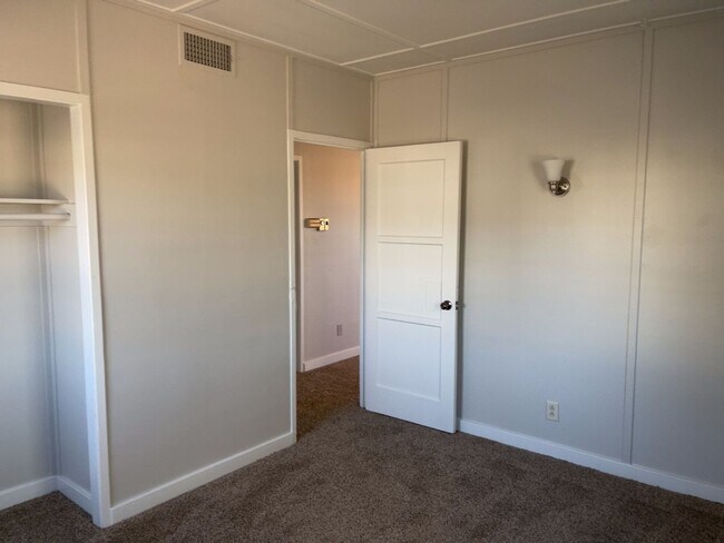 Foto del edificio - Henderson - 3 Bedrooms - 1 Baths - Corner Lot