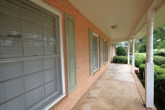 Building Photo - 910 Maplewood Dr
