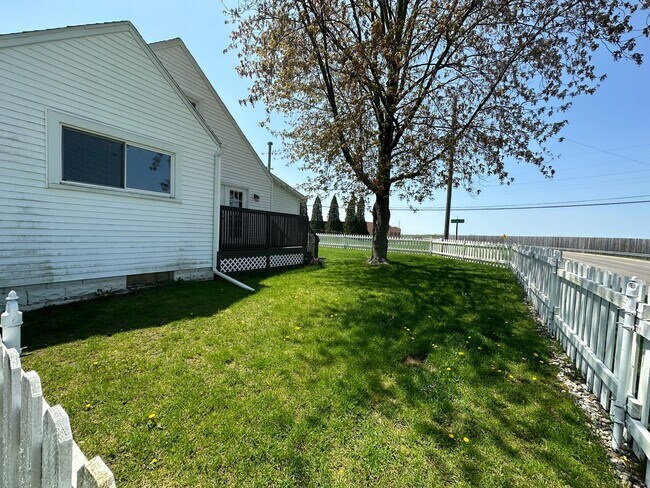Foto del edificio - Charming Cape Cod Near Airport with Modern...