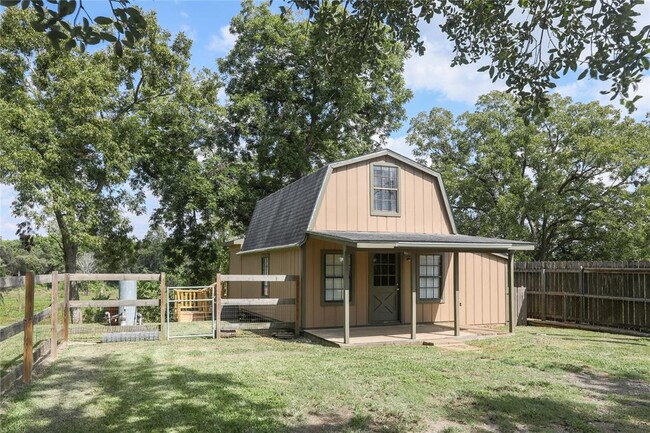 Building Photo - 305 Edgewood Dr