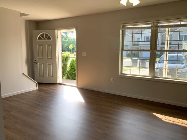 Foto del edificio - Make This Beautiful 3-Bedroom Townhouse Yo...
