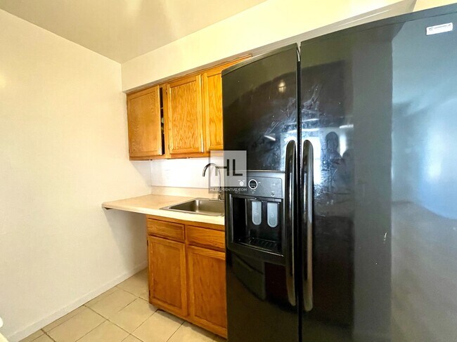 Building Photo - Private entrance 2BR Hart St