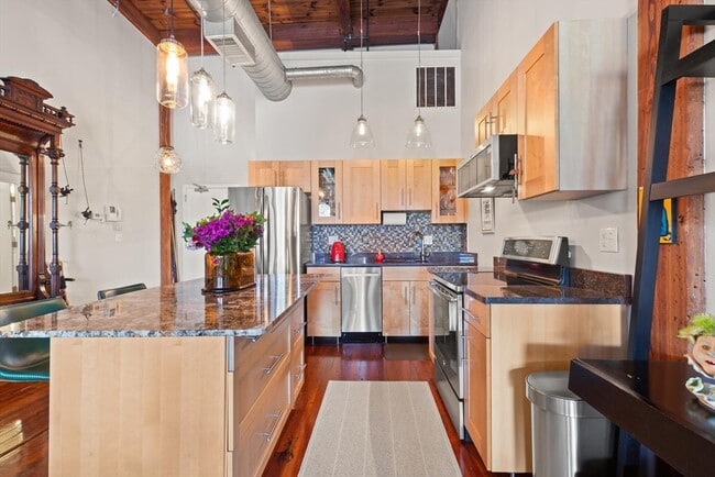 Building Photo - 49 Munroe St