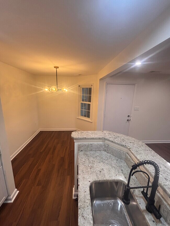 Foto del edificio - 6911 Victoria Dr