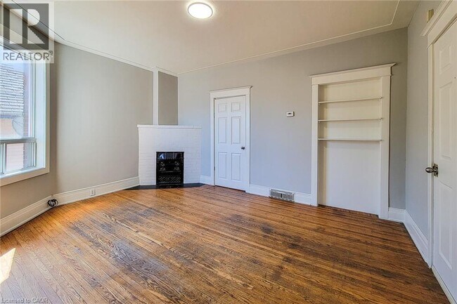 Photo du bâtiment - 254 Emerald St N