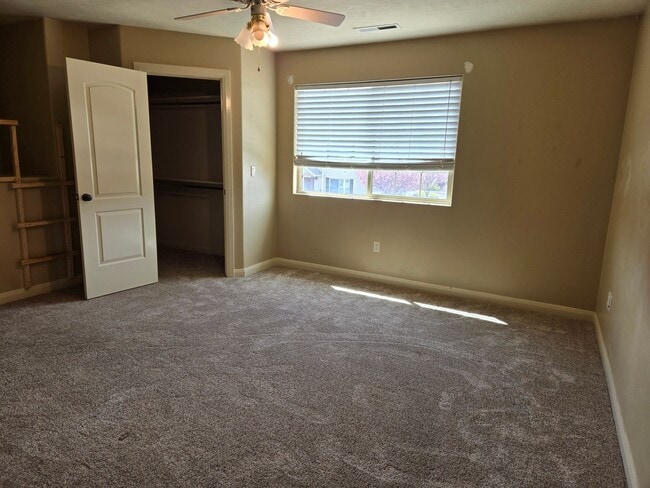 Building Photo - Centrally Located Townhome