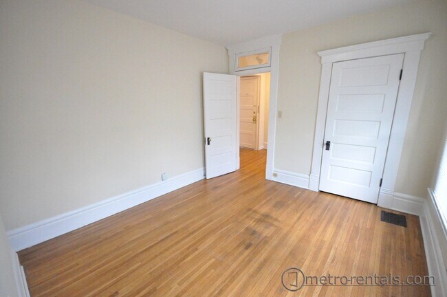 Dormitorio 1 - 401 E Oakland Ave