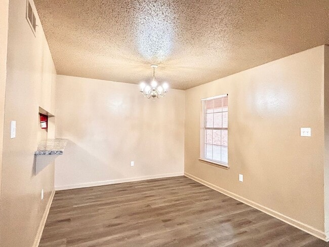 Building Photo - Three Bedroom Apartment with Spacious Dini...