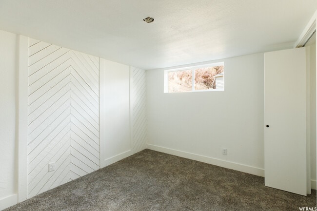 Building Photo - 715 E Green Valley Dr