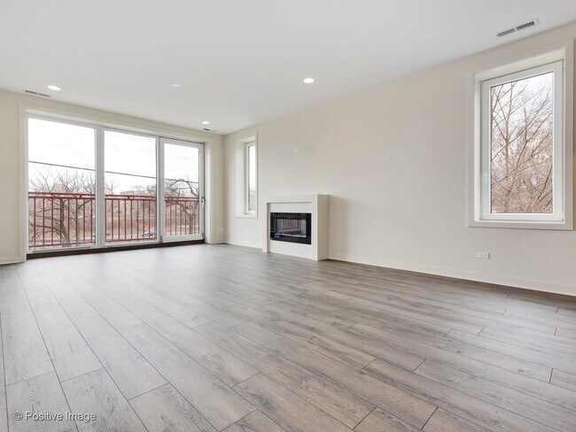 Building Photo - 2824 W Van Buren St