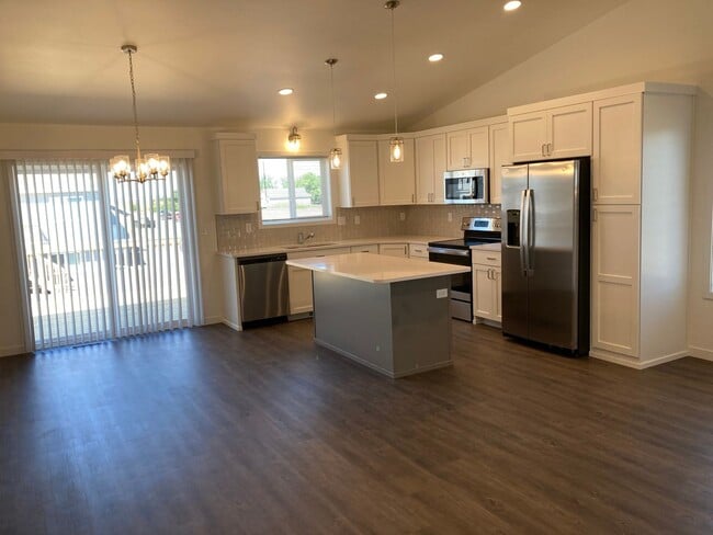 Building Photo - 4 Bed 3 Bath Single Family Home