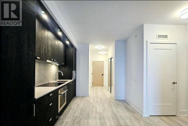 Building Photo - 10 Inn On The Pk Dr