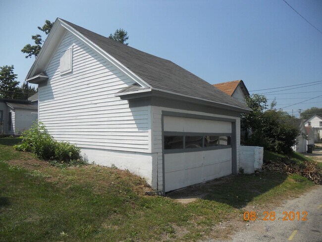 Building Photo - 417 Crooks Ave