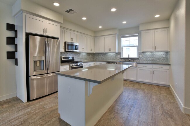 Building Photo - Gorgeous Tri-Level 3 bedroom 3.5 bath Town...