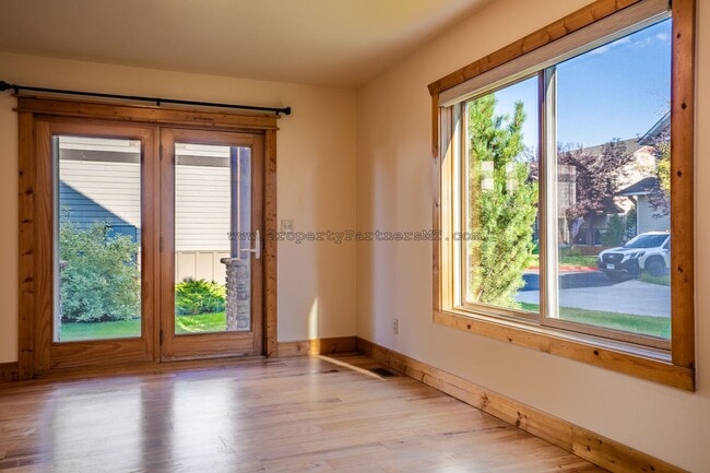 Building Photo - Looking for Air Conditioning? - 4 Bed 2.5 Bath upgraded townhome