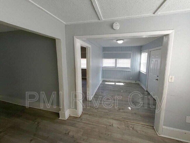 Foto del edificio - 1331 W 25th St