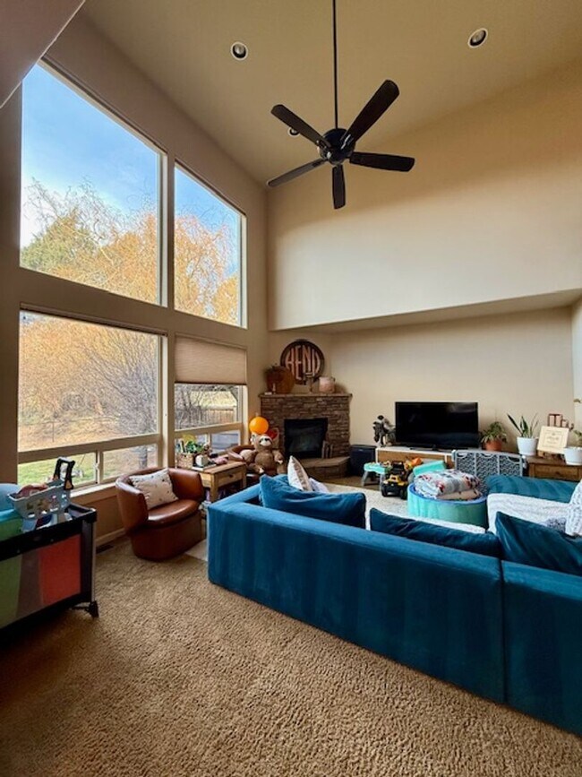 Foto del edificio - Stunning 4 Bedroom plus Bonus Lava Ridges Home!