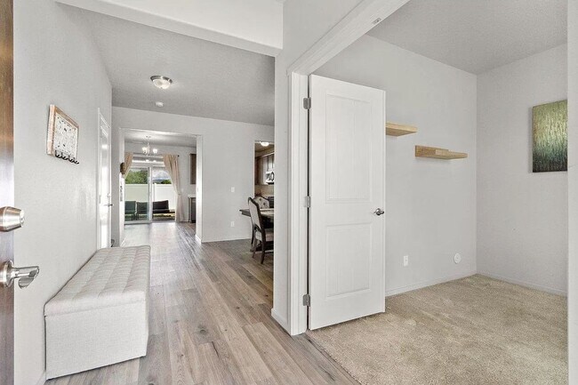 Foto del edificio - Immaculate Newer Construction w/ Vinyl Fen...