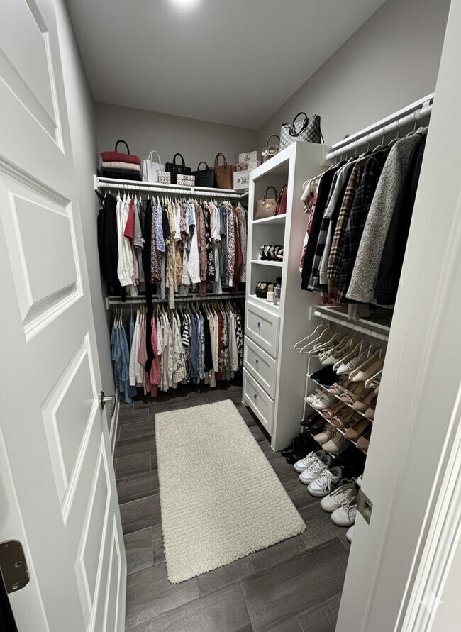 Building Photo - 2309 E Viviana St