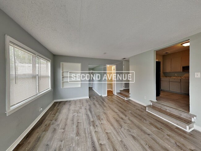 Building Photo - 7333 Roslyn RD
