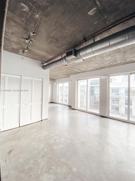 Building Photo - 455 NE 25th St