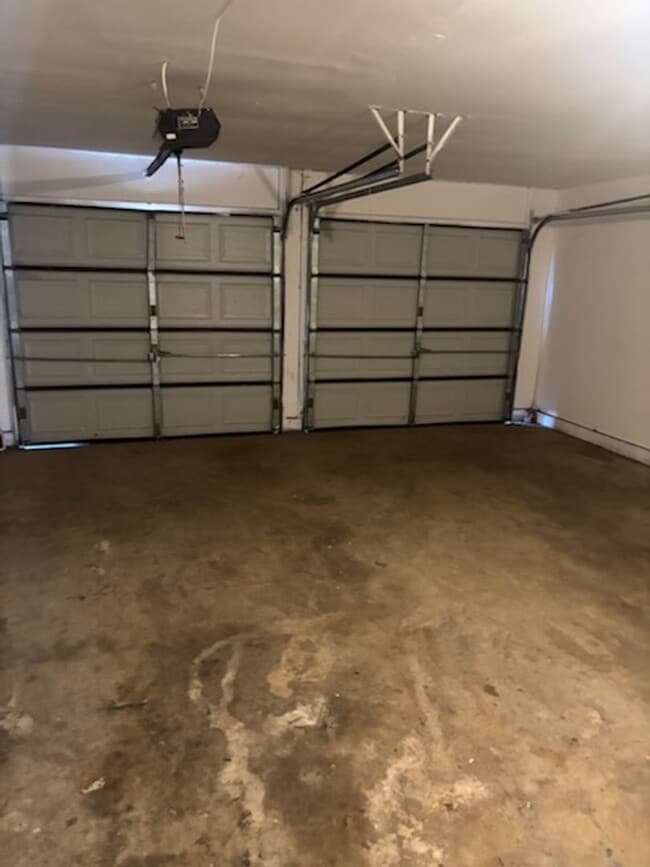 Building Photo - VERY NICE HOME IN THE RIDGECREST AREA. PETS NEGOTIABLE WITH OWNERS APPROVAL