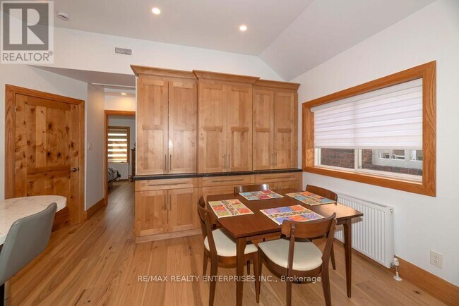 Photo du bâtiment - 837 Kingston Rd