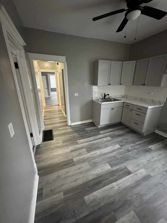 Foto del edificio - 6601 S Langley Ave