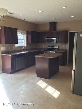 Building Photo - 599 Lakefront Dr