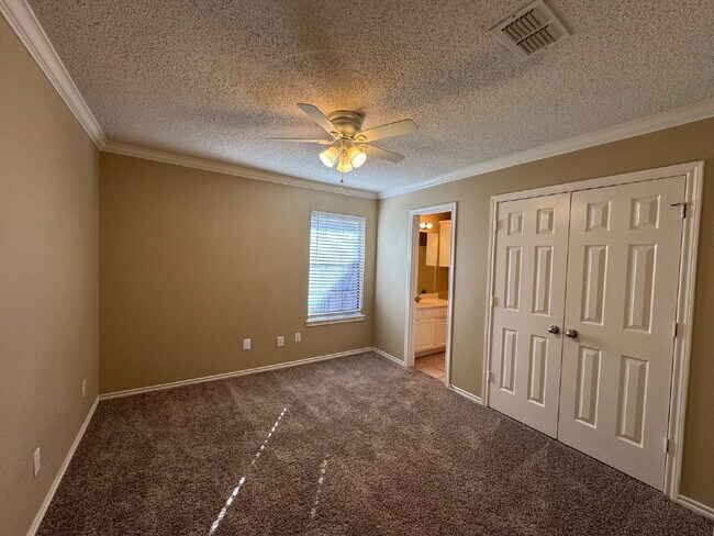 Foto del edificio - Captivating Home Located in Northwest Corr...