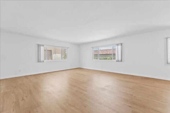 Foto del edificio - 5709 Hazeltine Ave