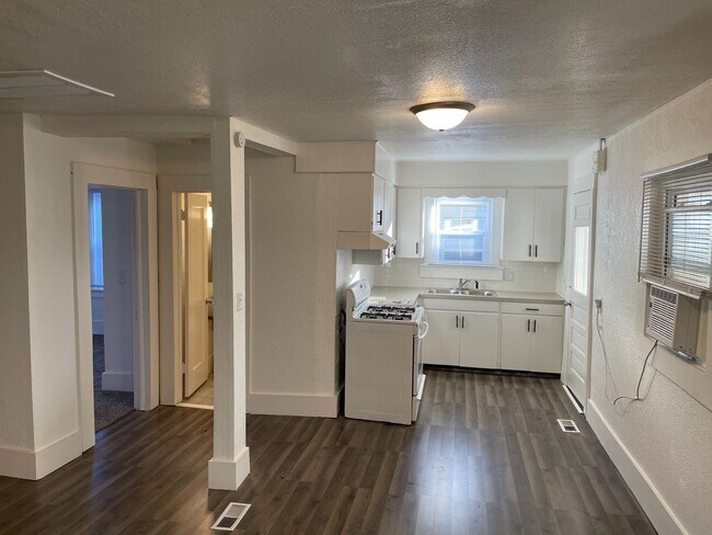Building Photo - Cute 2 bedroom 1 bath bungalow home in gre...