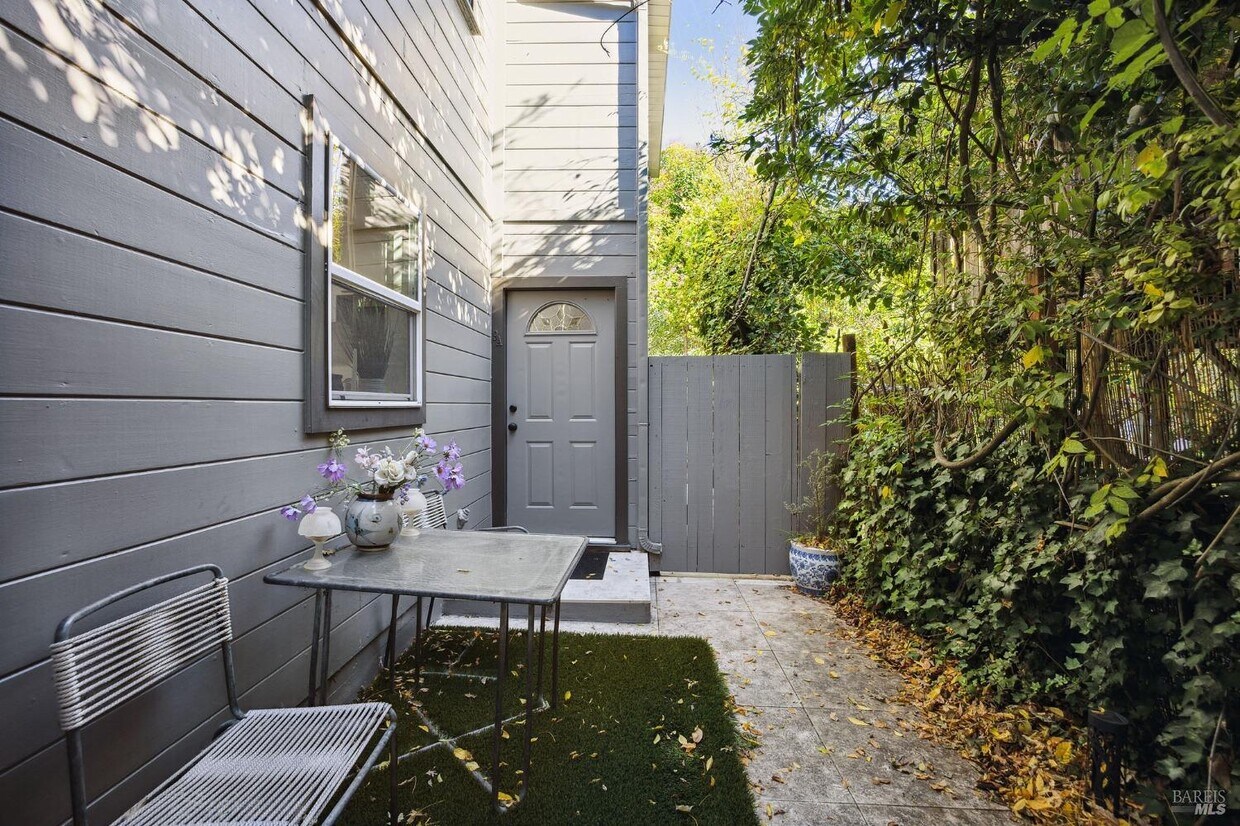 9 Manor Rd, Fairfax, CA 94930 Room for Rent in Fairfax, CA