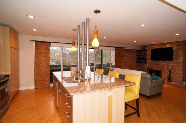 Foto del edificio - 1617 Maple Terrace