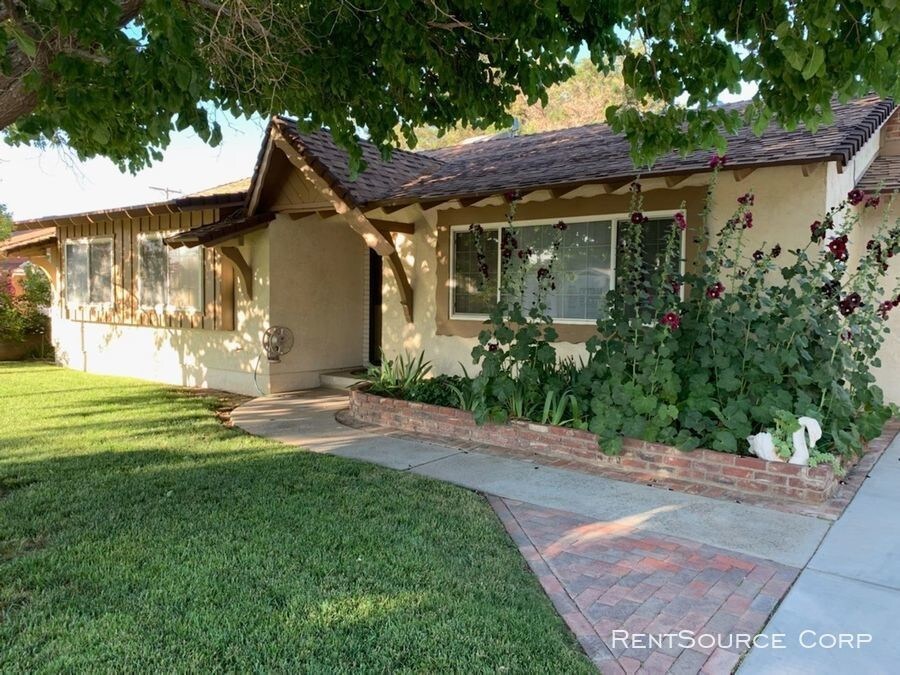 Foto principal - Quartz Hill Single Story Home For Rent