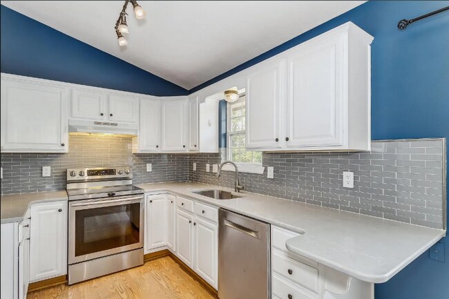 Foto del edificio - Well maintained 3 bedroom, 3 bath home clo...