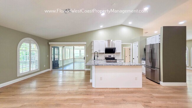 Foto del edificio - IMPRESSIVE 3 BEDROOM/2 BATH SARASOTA HOME! SUPER LOCATION! PET FRIENDLY!