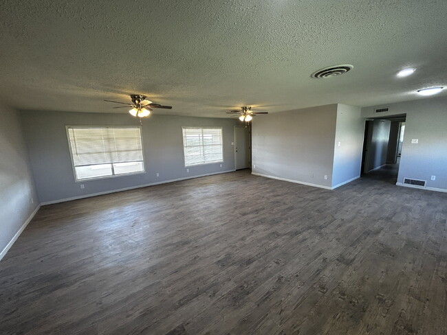 Foto del edificio - Country Living! Newly Updated 3-bed/2-bath in Frenship ISD!