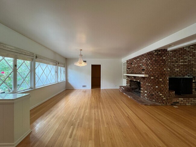 Foto del edificio - Encino 3+3 w/gated entry, pool + solar panels!