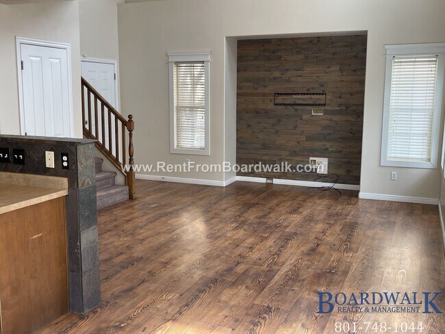 Building Photo - 3 BED 2.5 BATHS IN A SECLUDED AREA IN RIVE...