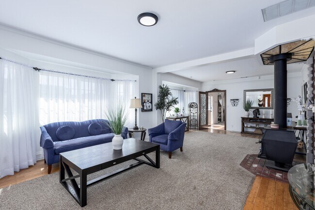 Building Photo - 150 Pinal Ave
