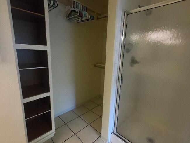 Foto del edificio - Craftsman duplex with covered parking!