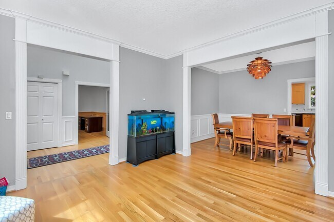 Foto del edificio - 4 Bedroom Home For Rent In Forest Heights