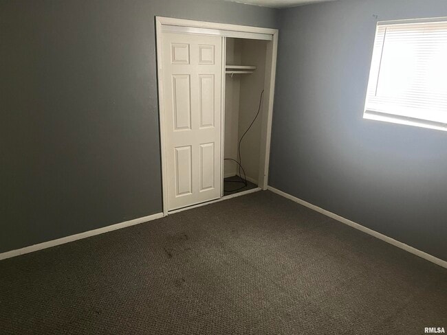 Building Photo - 227 W Elm St