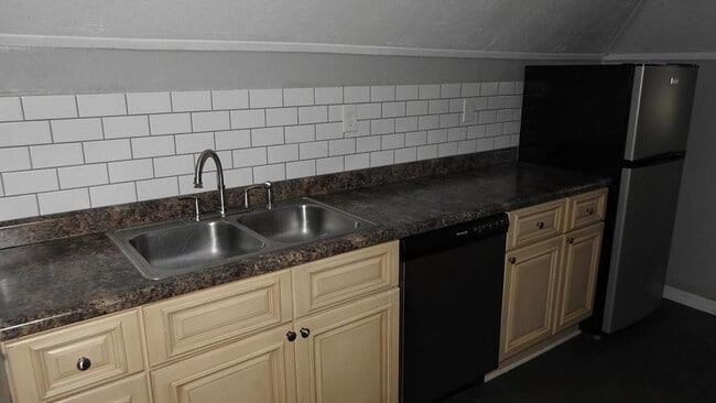 Building Photo - 425 N Morse Ave