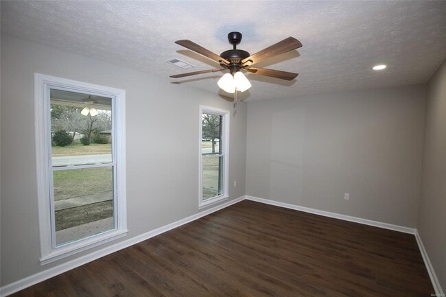 Building Photo - 213 Ross Rd