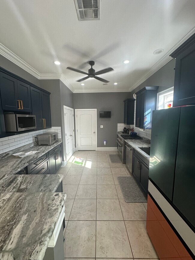 Building Photo - 814 Pasadena Ave